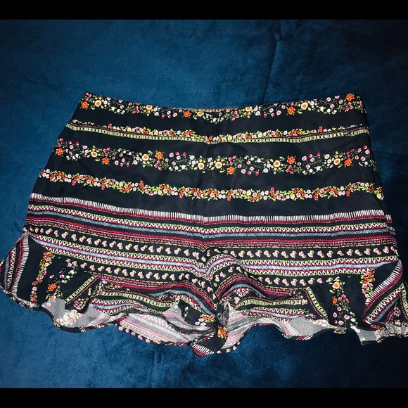 LOFT Floral Riviera Ruffled Hem Shorts - Picture 2 of 8